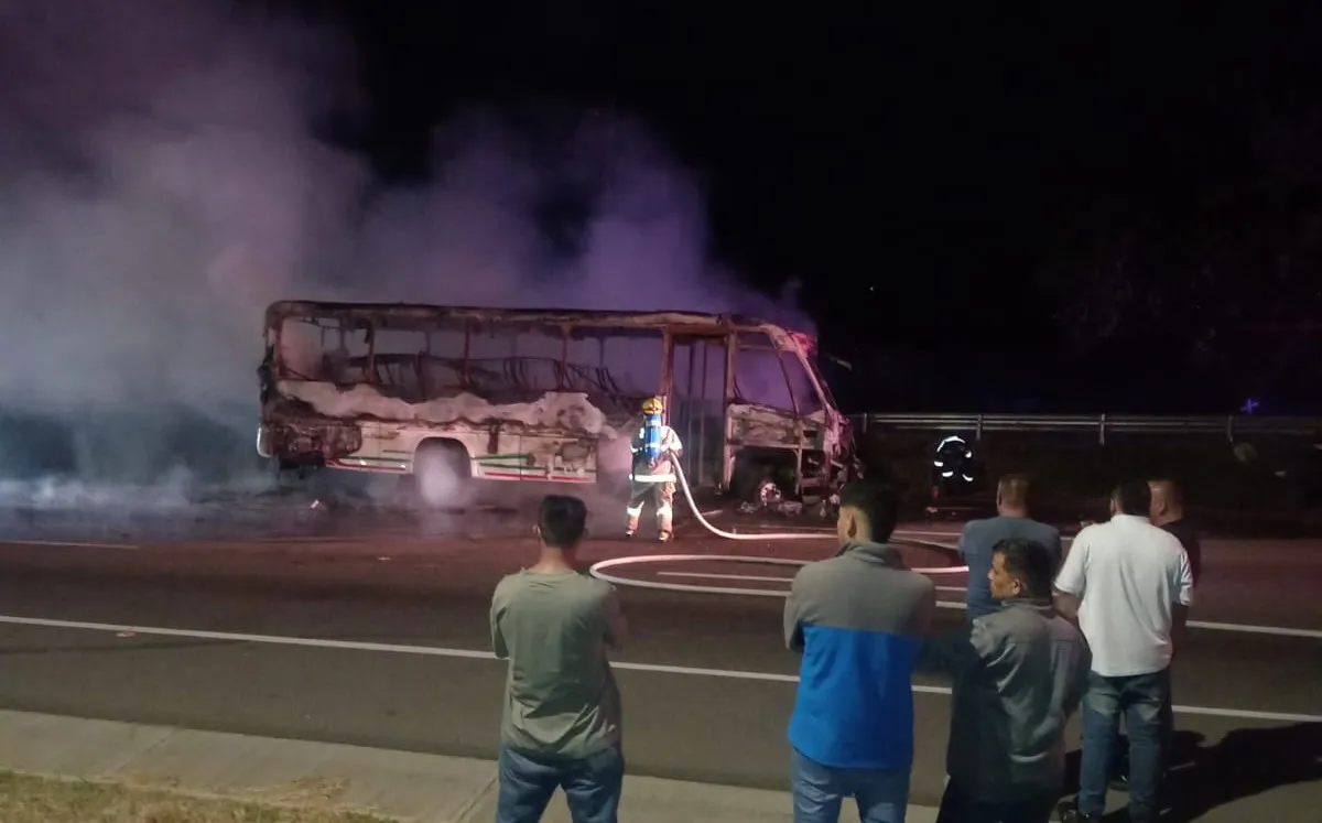 Accidente vía Sumapaz: buseta de Cointrasur chocó con grúa y se incendió en Chinauta; dos personas murieron