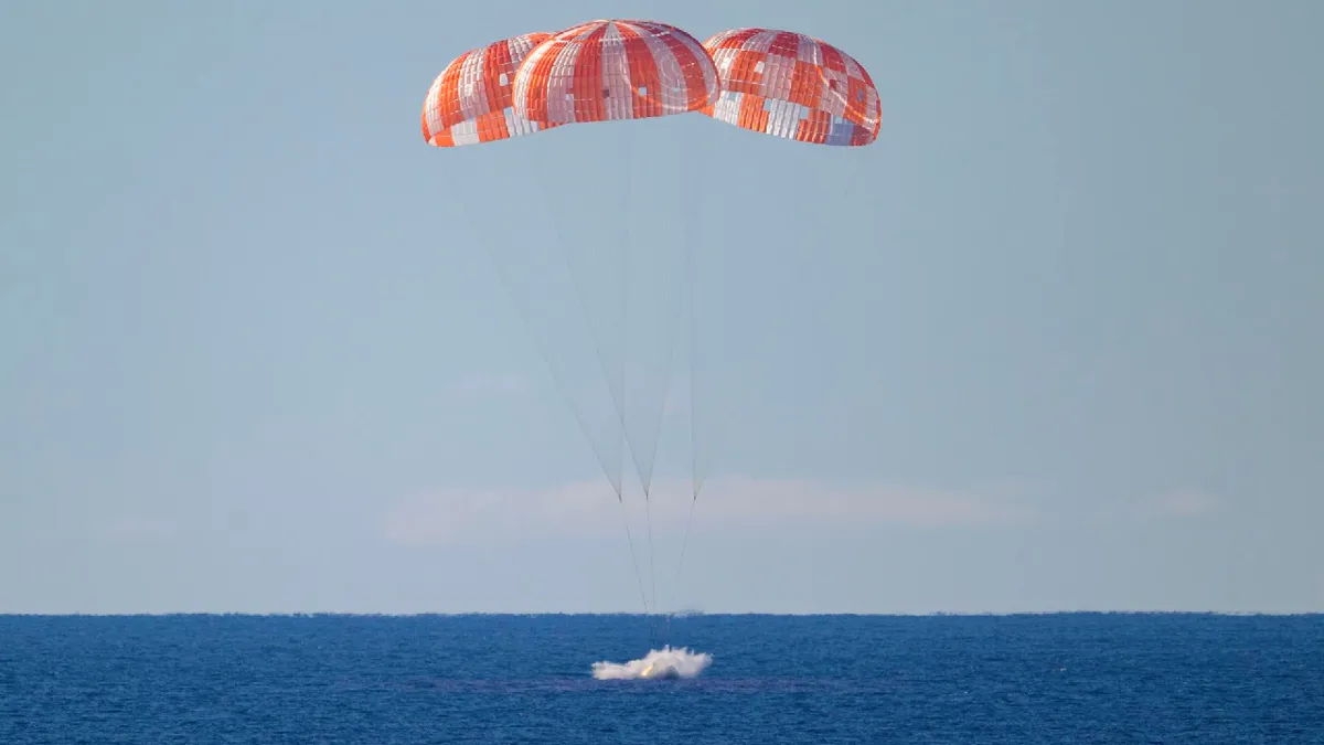 Artemis II: los cuatro astronautas amerizaron con éxito en el Pacífico tras rodear la Luna