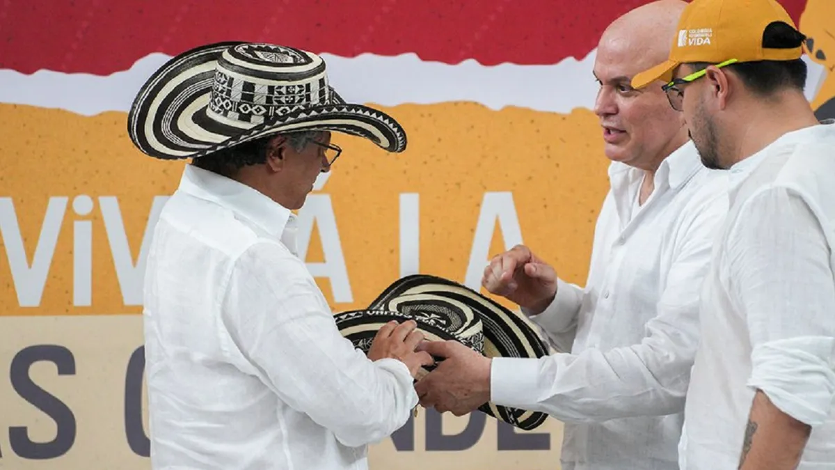 Presidente Petro propone una nueva mesa para cerrar el proceso de paz con los paramilitares