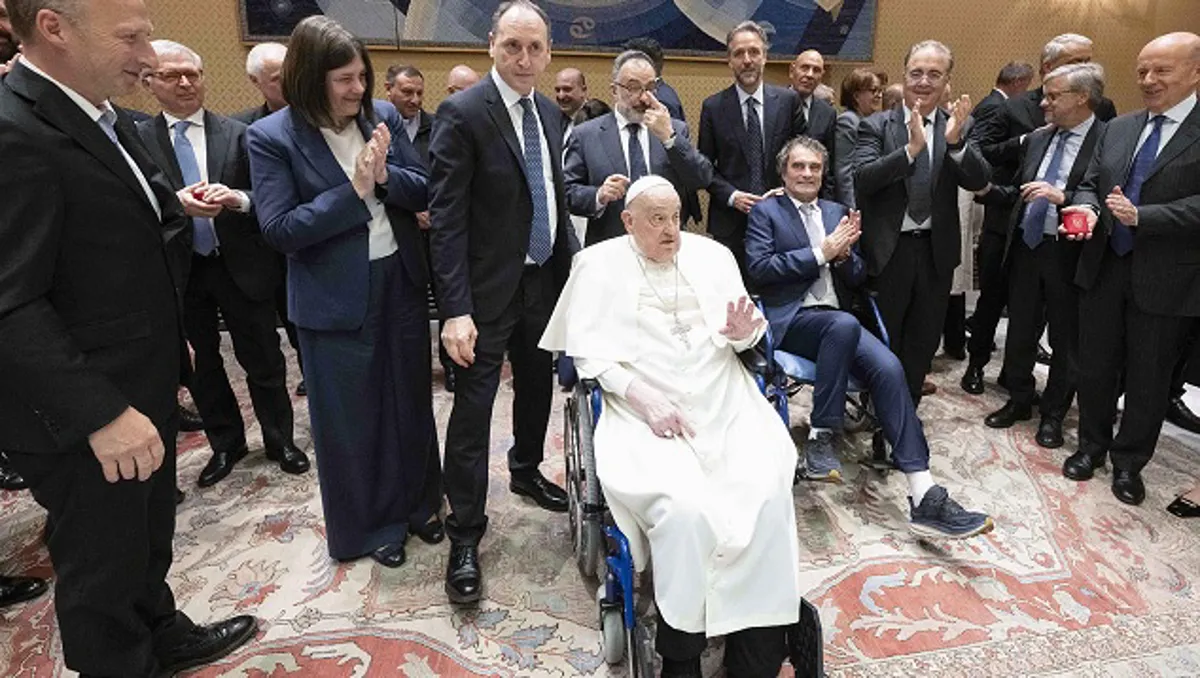 El papa visita una cárcel romana por Jueves Santo durante su convalecencia