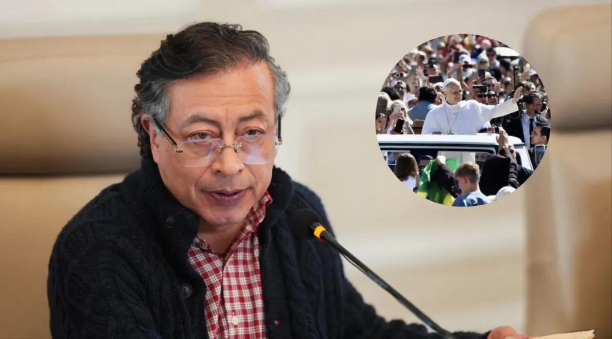 El presidente colombiano Gustavo Petro de pie frente al Palacio Apostólico del Vaticano durante una visita oficial, con guardias suizos al fondo.
