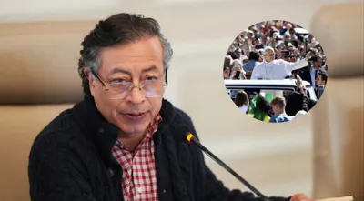El presidente colombiano Gustavo Petro de pie frente al Palacio Apostólico del Vaticano durante una visita oficial, con guardias suizos al fondo.
