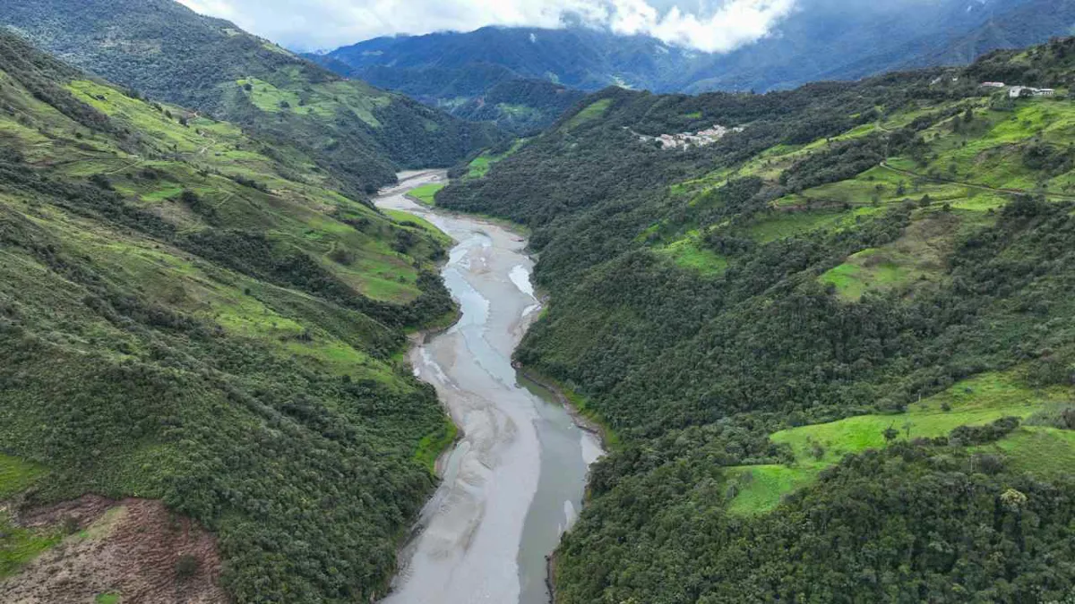 Sequía de embalse clave para energía de Ecuador deja largos apagones y denuncias de boicot