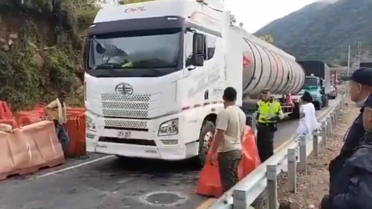 Suspenden bloqueos y reabren parcialmente la vía Bogotá – Girardot