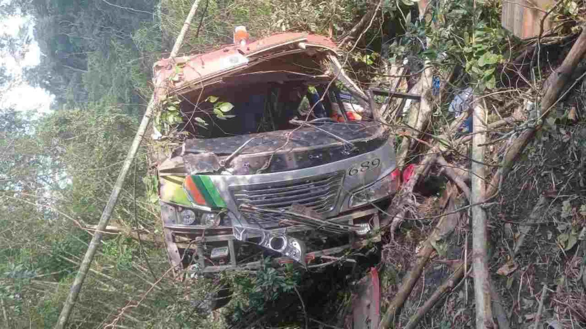 Al menos cuatro muertos y ocho heridos en accidente de bus en la vía Bogotá-La Peña