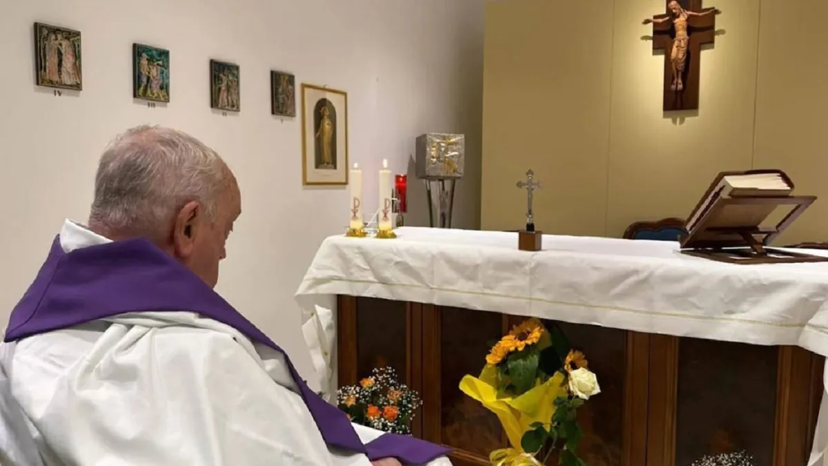 El Vaticano difunde la primera foto del papa desde su hospitalización