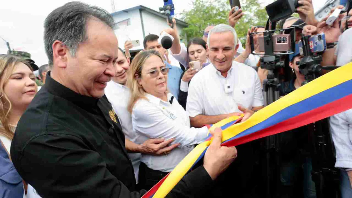 Colombia y Venezuela reabren paso de vehículos por el puente La Unión