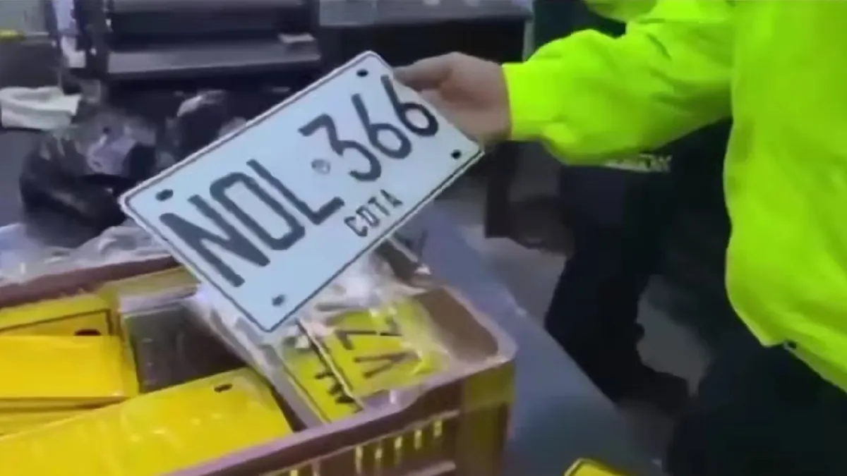 Desmantelan en Itagüí laboratorio de placas falsas para vehículos: incautan 550 placas y capturan a 10 personas