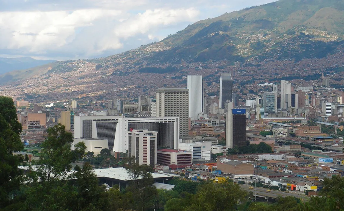Alcaldía de Medellín y Airbnb firman acuerdo para combatir explotación sexual de menores