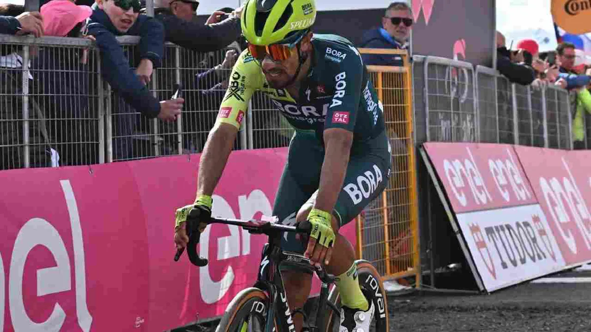 Daniel Felipe Martínez se mantiene segundo en la general del Giro de Italia