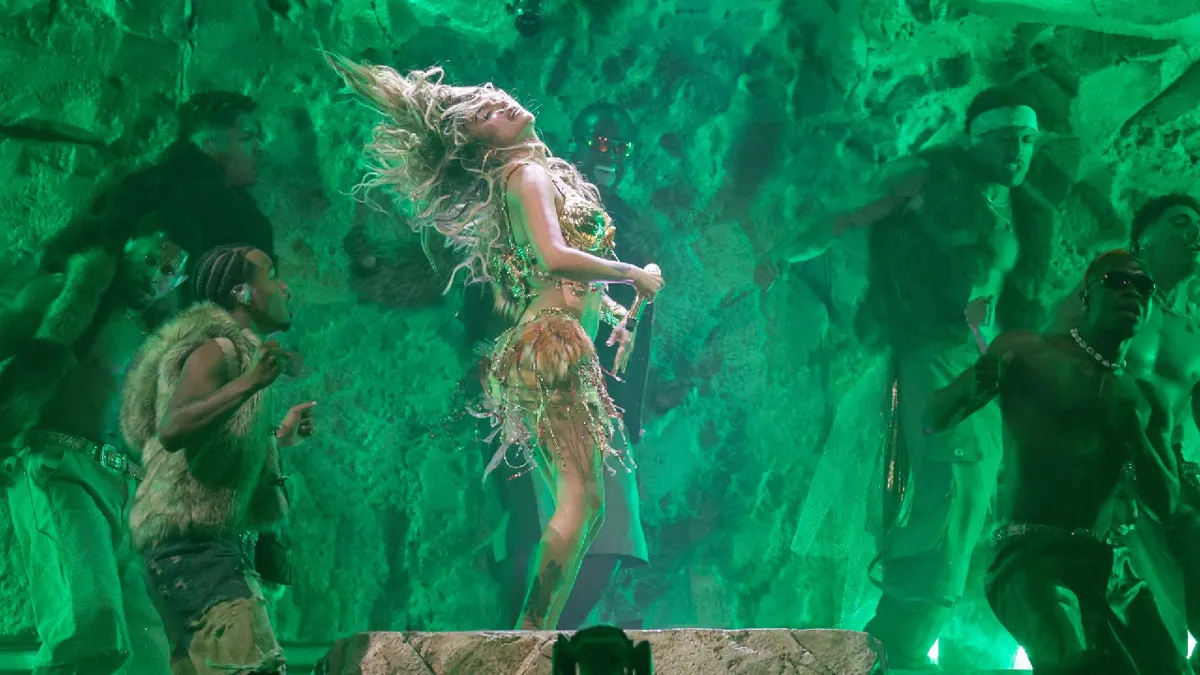 Karol G cierra Coachella 2026 con invitados estelares y anuncia el Tropicoqueta Tour mundial