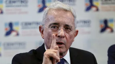Rechazo político por hostigamientos contra Álvaro Uribe durante elaboración de mural