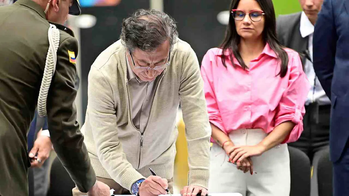 Petro firma la ley de la reforma laboral en la Quinta de Bolívar