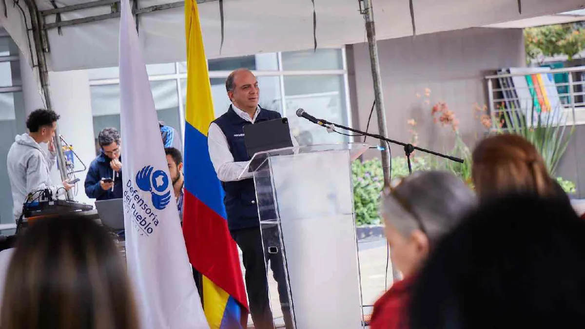 Defensoría advierte a Petro que el Estado no debe financiar grupos armados