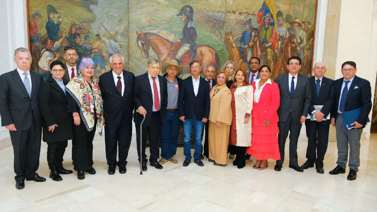 Petro expone a expresidentes necesidad de mantener una agenda activa de diálogo con EE.UU.