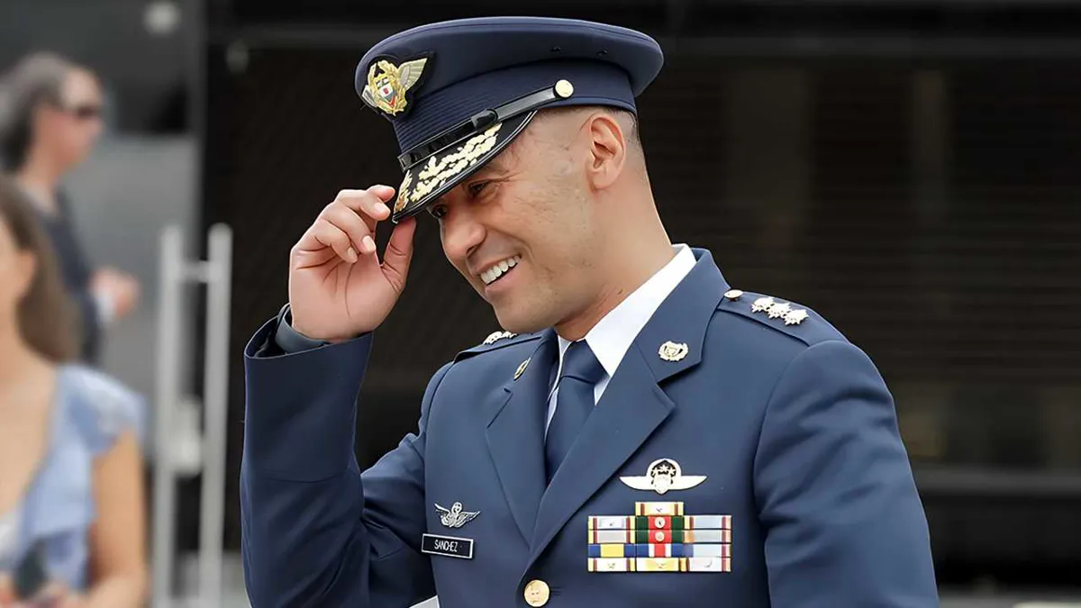 Nuevo MinDefensa deja servicio militar para asumir el cargo como civil