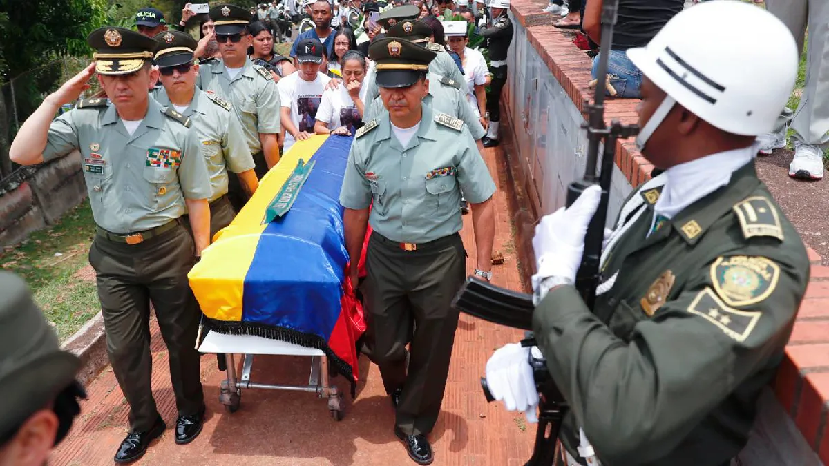 Despiden con flores a uno de los policías muertos en ataque a helicóptero en Amalfi, Antioquia