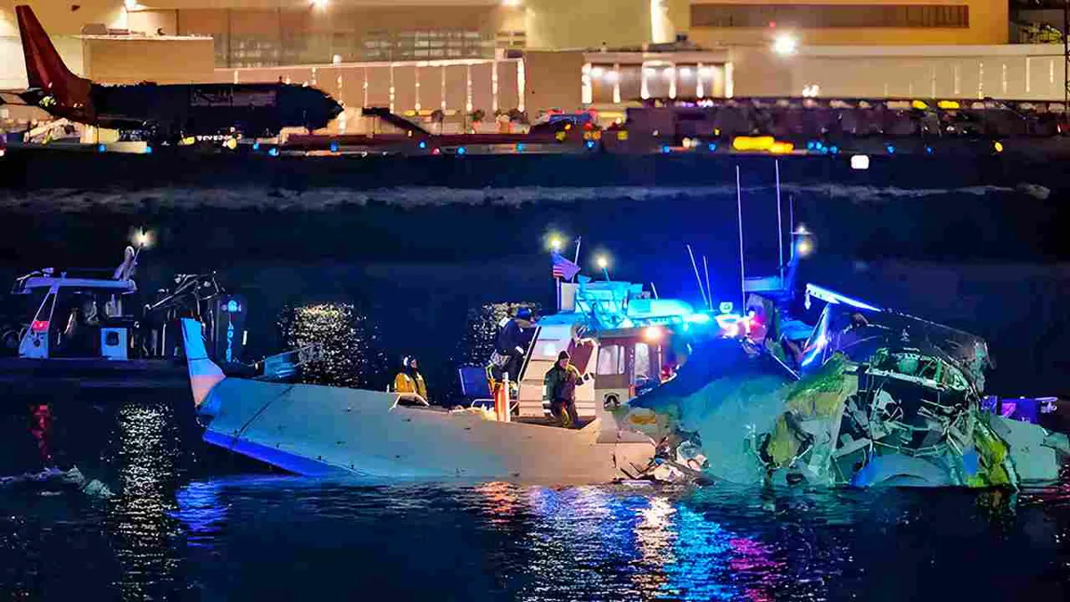 Grave accidente tras choque entre un avión y un helicóptero en Washington