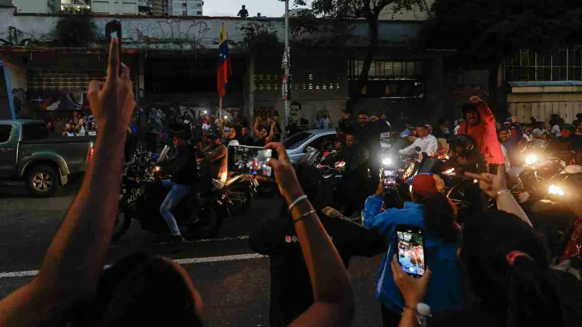 Altercados entre chavistas y opositores en centros electorales empañan la jornada