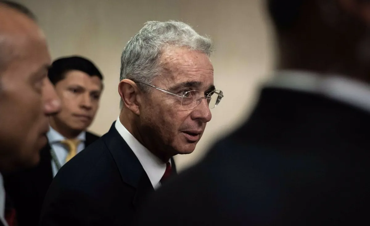Defensa pide a la Justicia que Uribe siga libre mientras se resuelve apelación a condena
