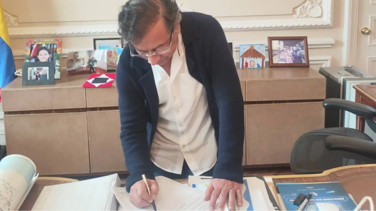 Presidente Petro firma decreto para convocar la consulta popular