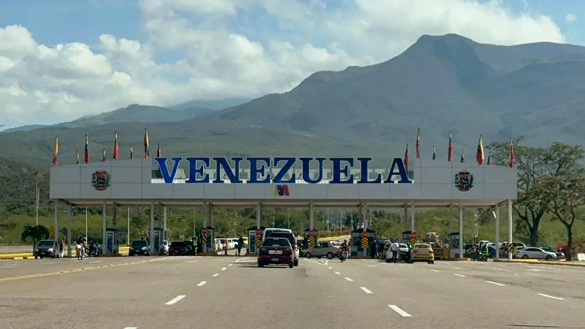 Pasajeros improvisan rutas por tierra ante crisis de vuelos en Venezuela