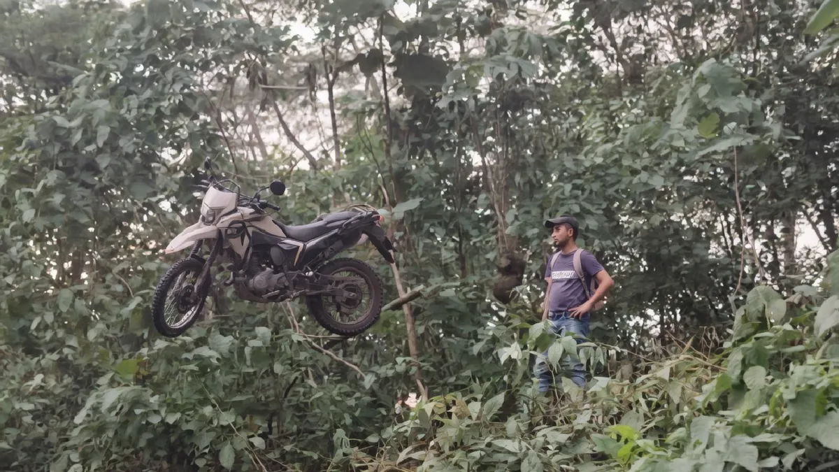 Campesinos en Acacías arriesgan la vida cruzando motos en guaya por falta de puente
