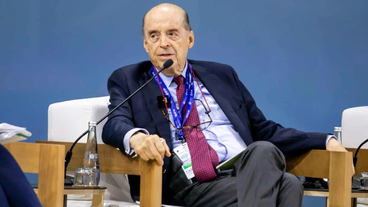 Canciller Álvaro Leyva suspendido tres meses por licitación de pasaportes