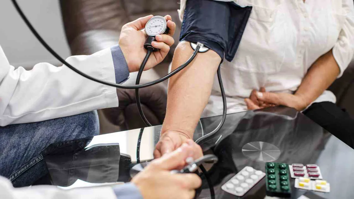 Reducir el consumo de bebidas en plástico disminuye la presión arterial, según estudio