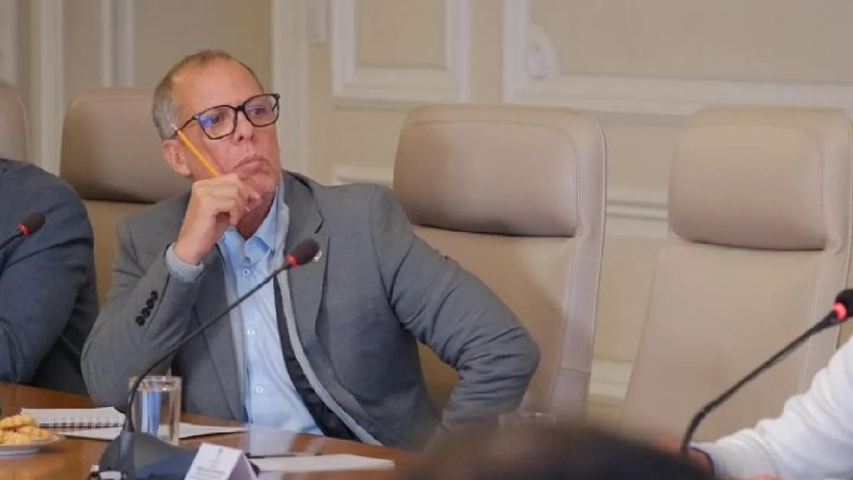 Ordenan suspender a Alfredo Saade por irregulares en contrato de pasaportes