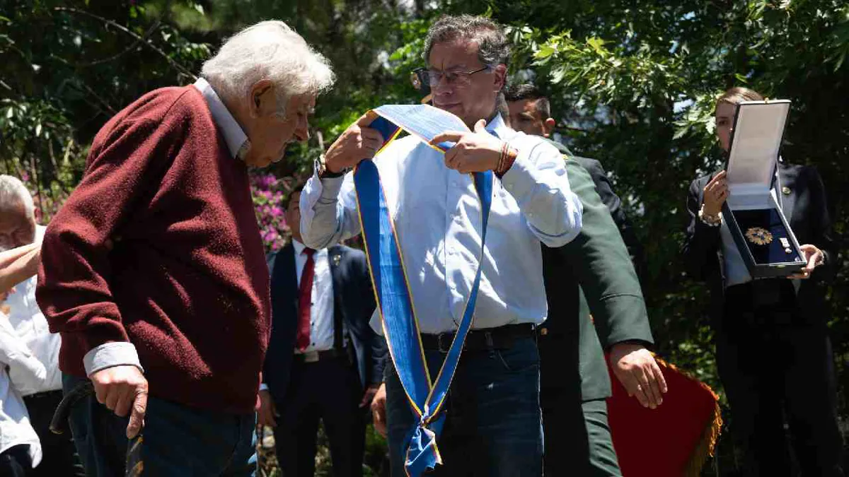 Gustavo Petro condecora a José Mujica con la Cruz de Boyacá