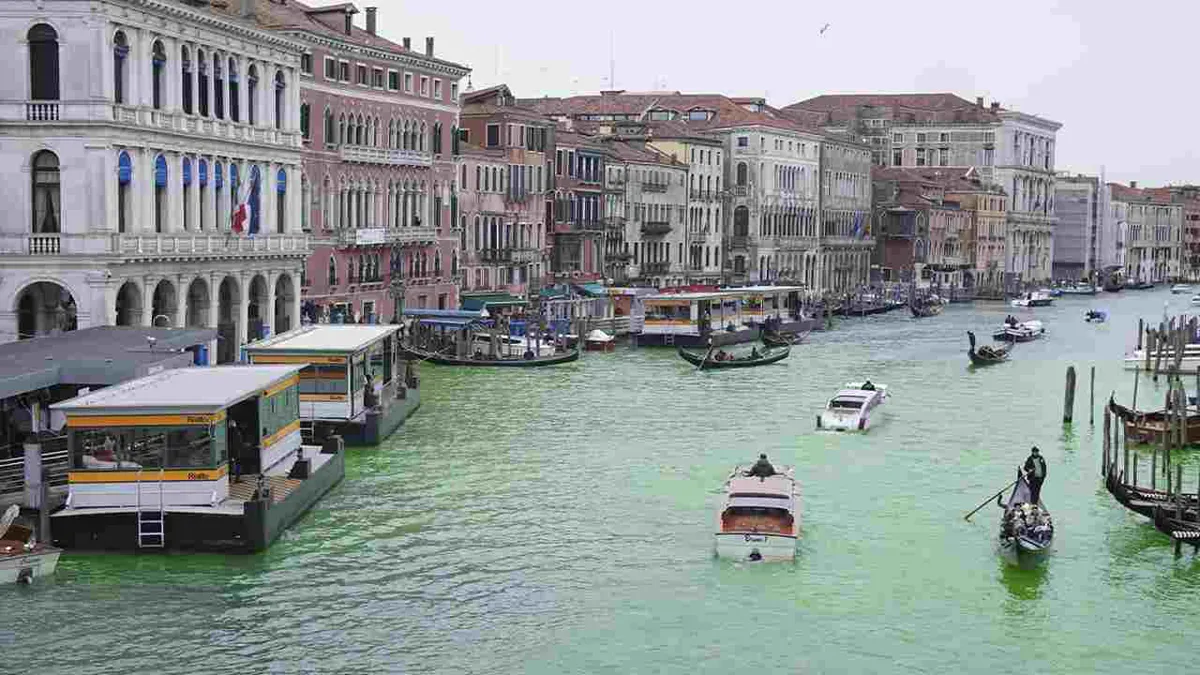 Ecologistas tiñen de verde el Gran Canal de Venecia en protesta contra el cambio climático