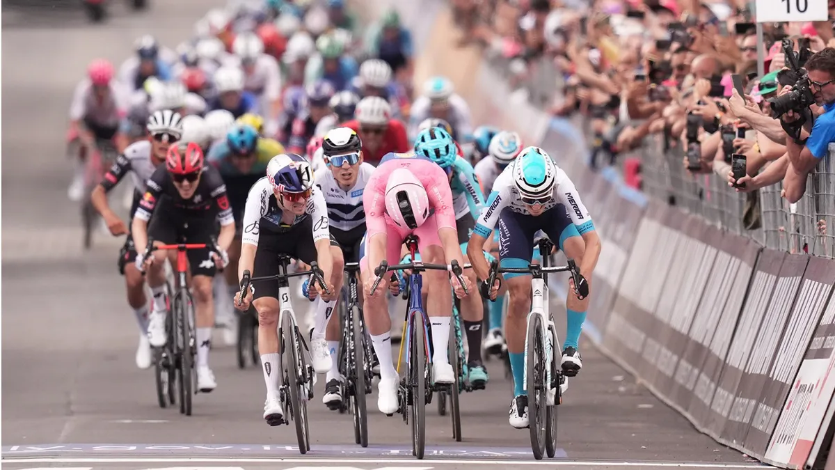 Pedersen gana la quinta etapa del Giro y se mantiene en el liderato