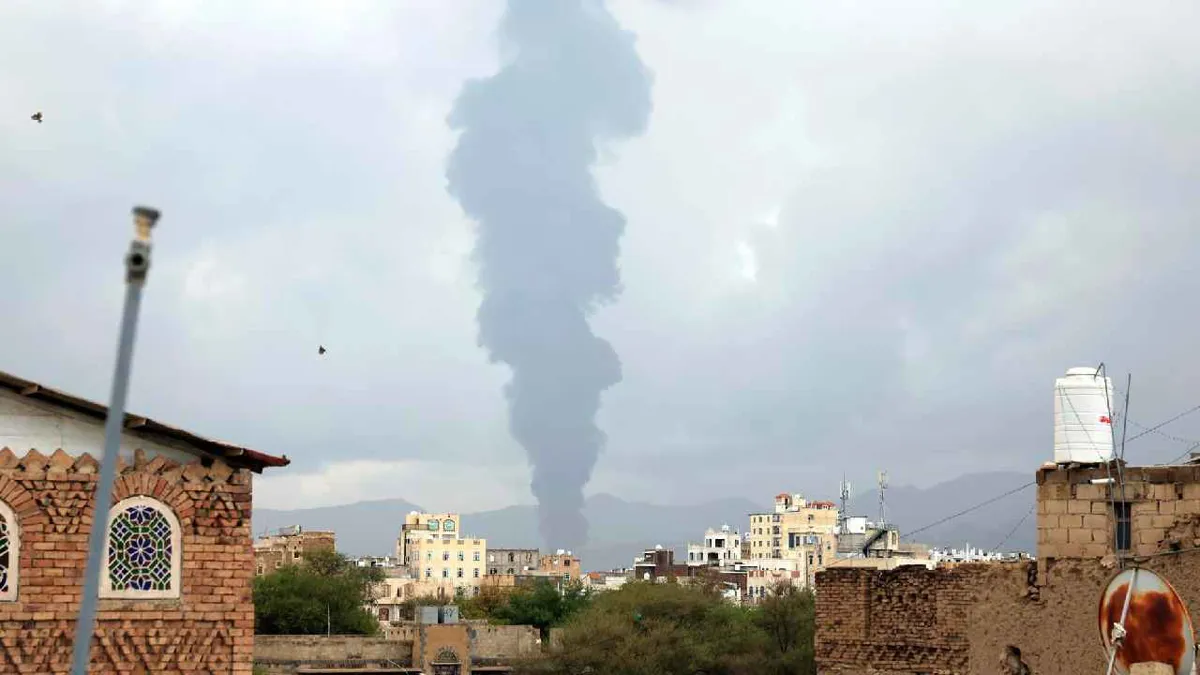 Israel lanza varios ataques contra infraestructuras en la capital de Yemen