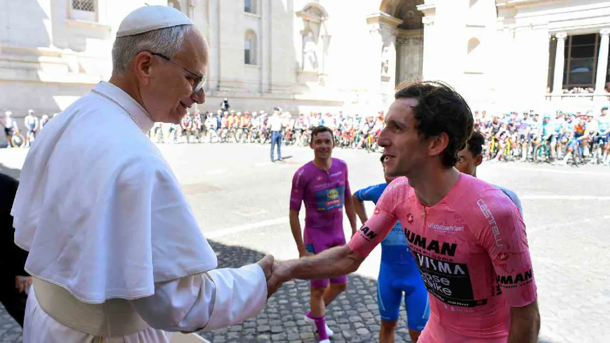 León XIV recibe la ‘maglia rosa’ y bendice a los ciclistas antes de la última etapa del Giro