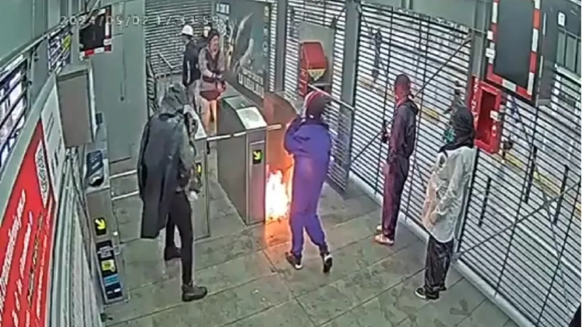 Encapuchados quemaron estación de Transmilenio en protestas en la Universidad Nacional