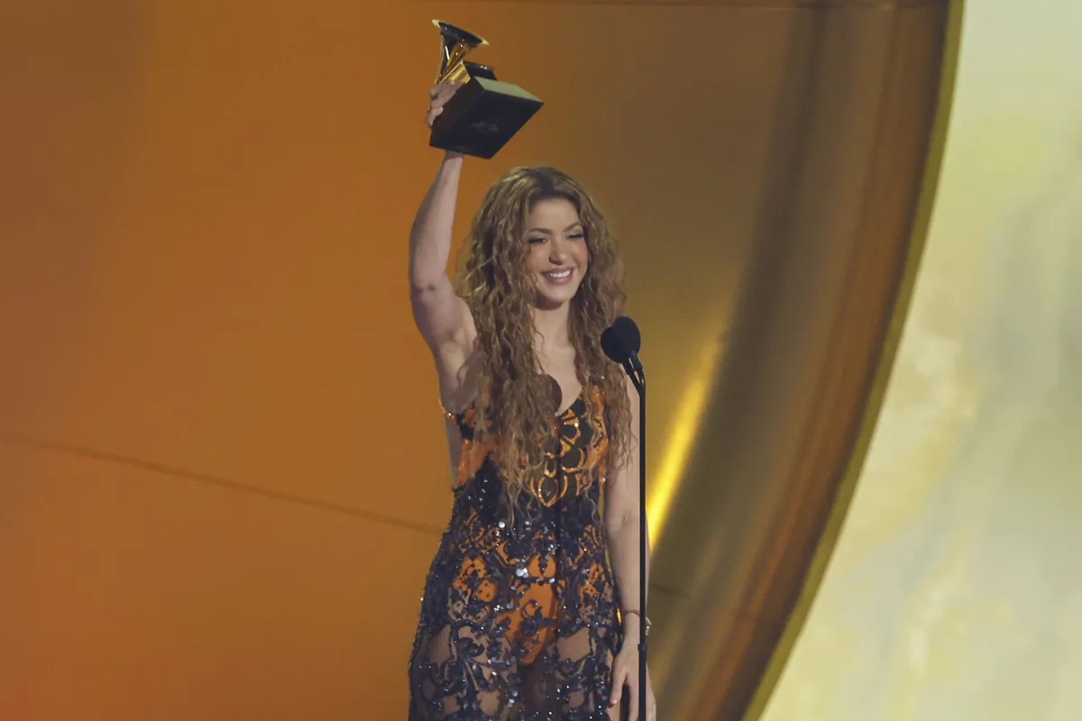 Shakira dedica a inmigrantes en EE.UU su Grammy a mejor álbum de pop latino