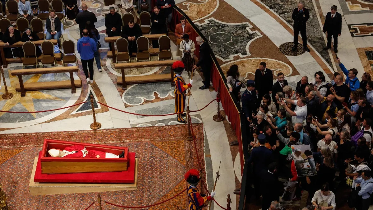 Fieles despiden al papa Francisco en la basílica de San Pedro