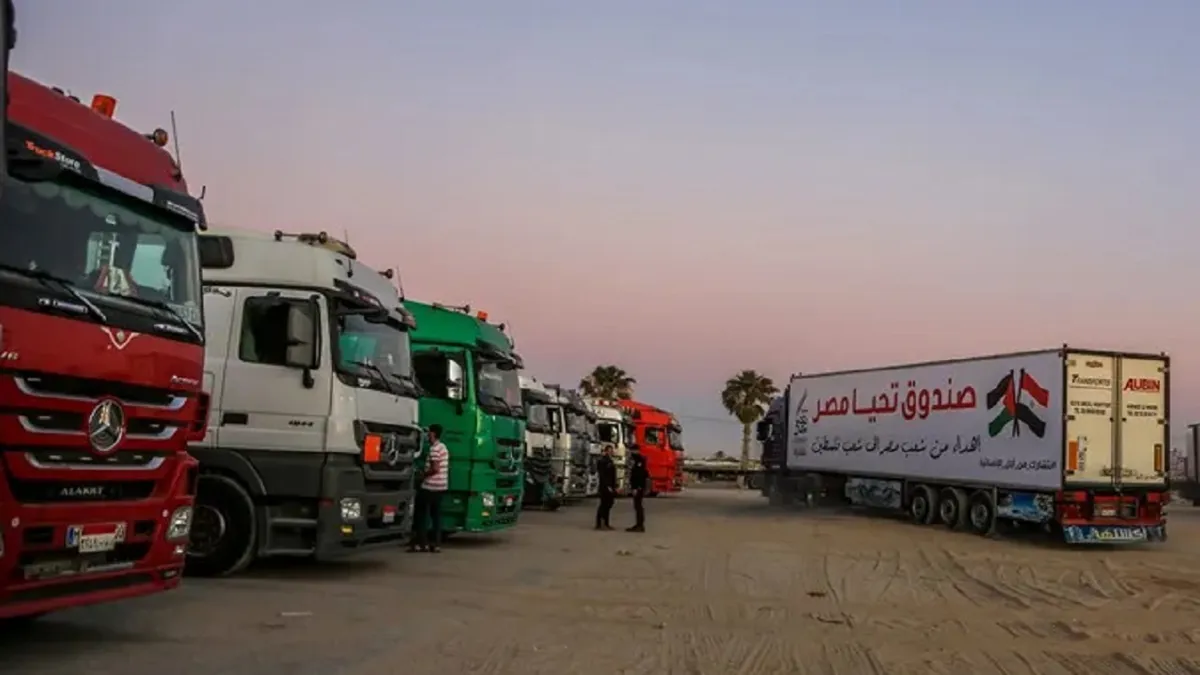 Niños mueren desnutridos en Gaza, mientras los alimentos esperan en camiones