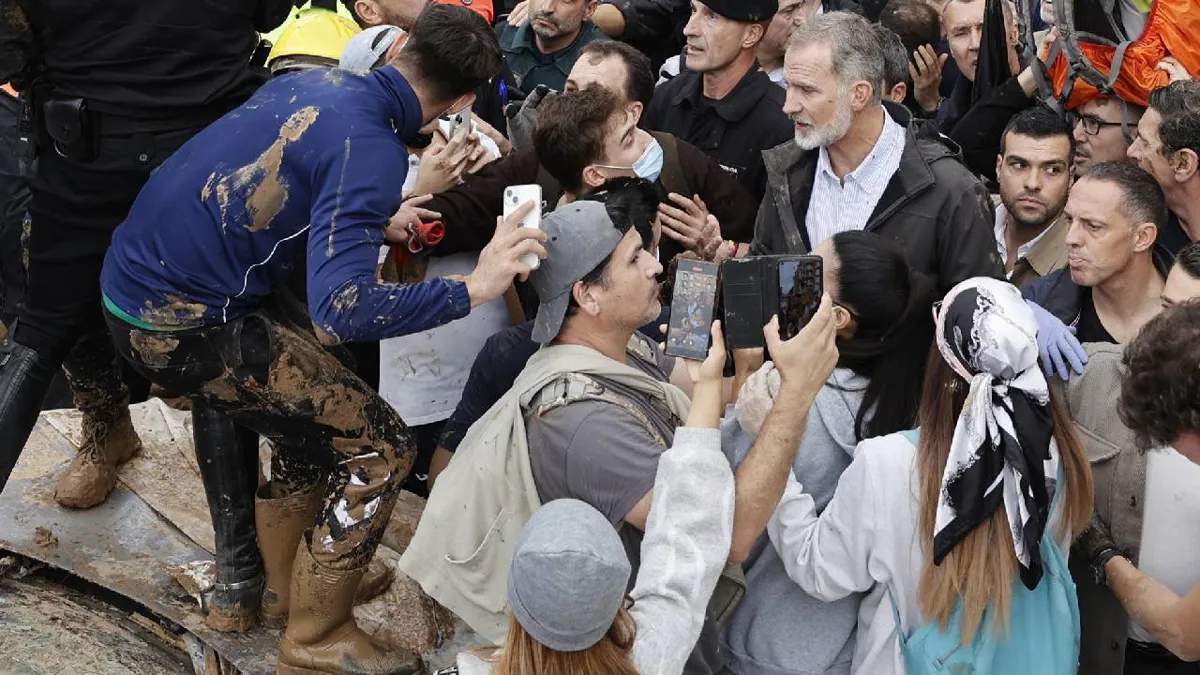 Insultan y lanzan barro a la comitiva de los reyes de España en el epicentro de inundaciones