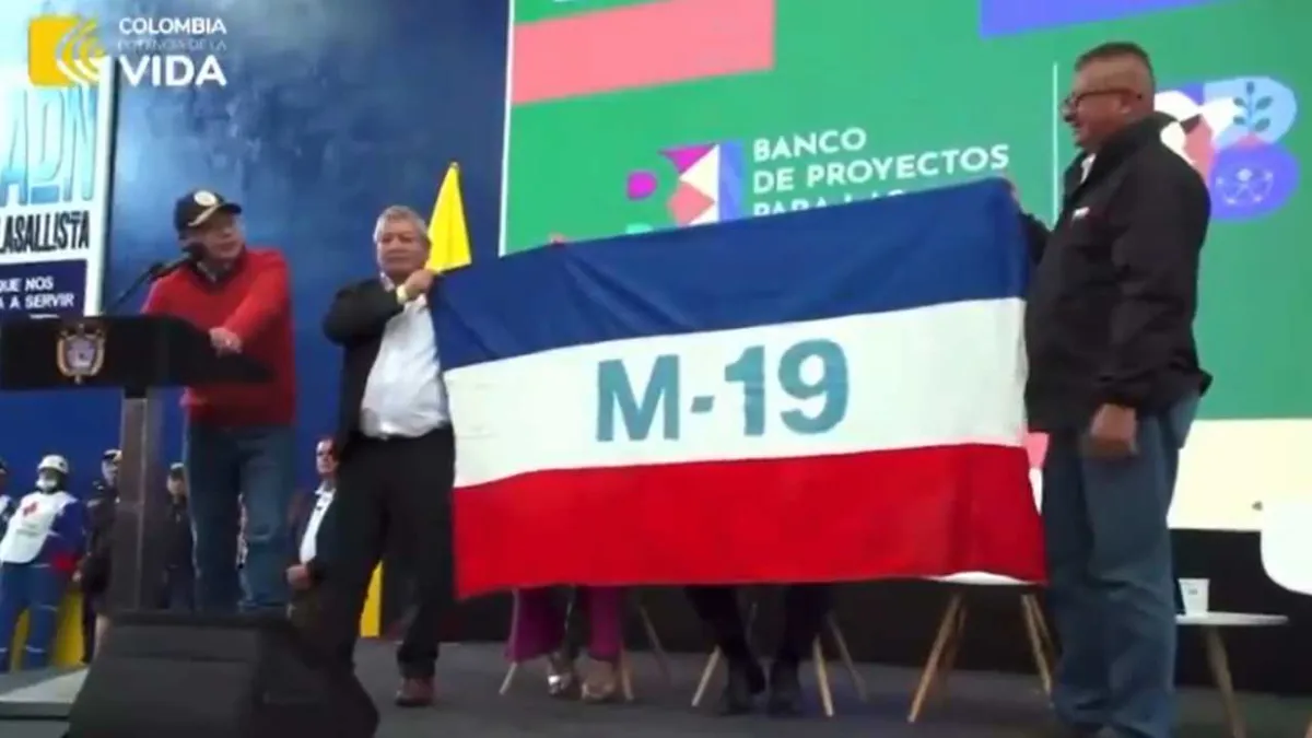 Petro pidió exhibir la bandera de la guerrilla del M-19 en conmemoración a Carlos Pizarro