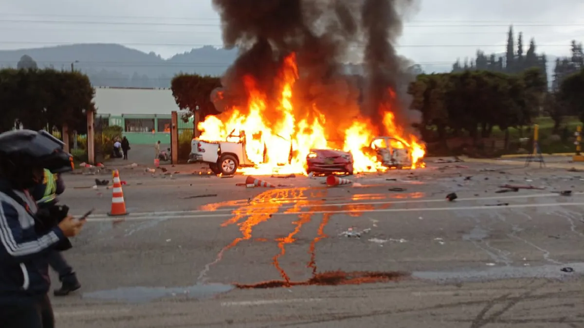 Explosión en vía Zipaquirá – Ubaté deja 19 heridos y varios vehículos incinerados