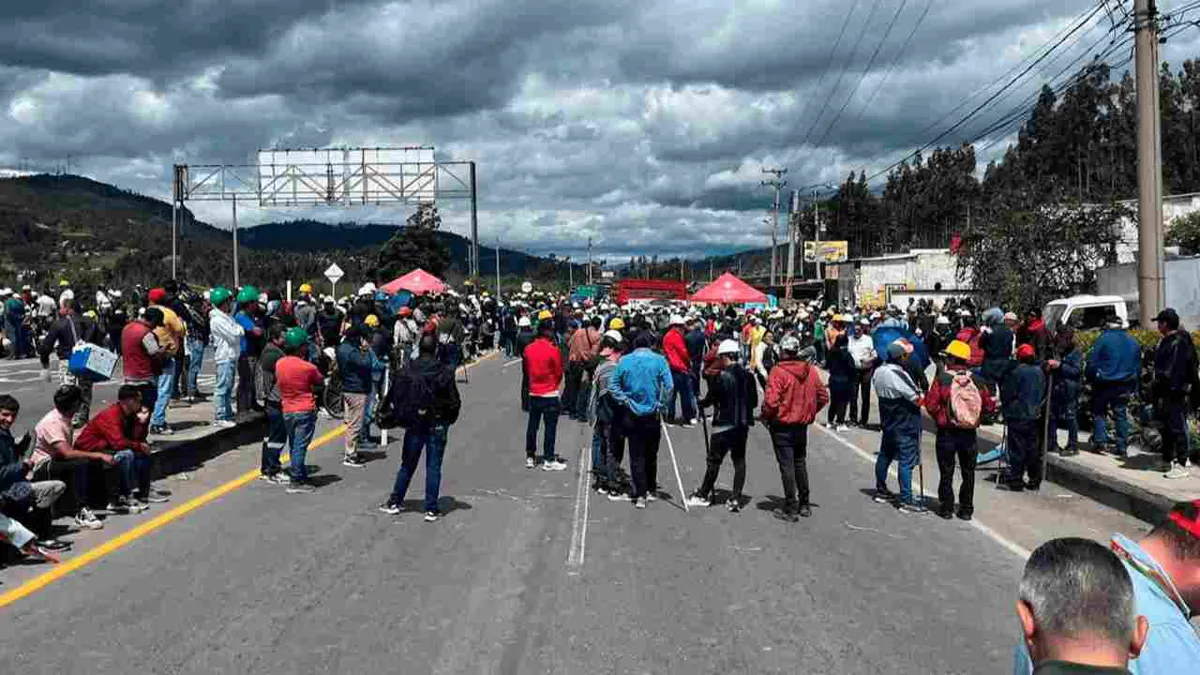 Mineros continúan en paro indefinido para exigir mejores condiciones laborales