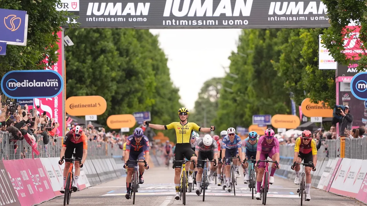 Olav Kooij gana el duelo de esprinters en la epata 12 del Giro de Italia