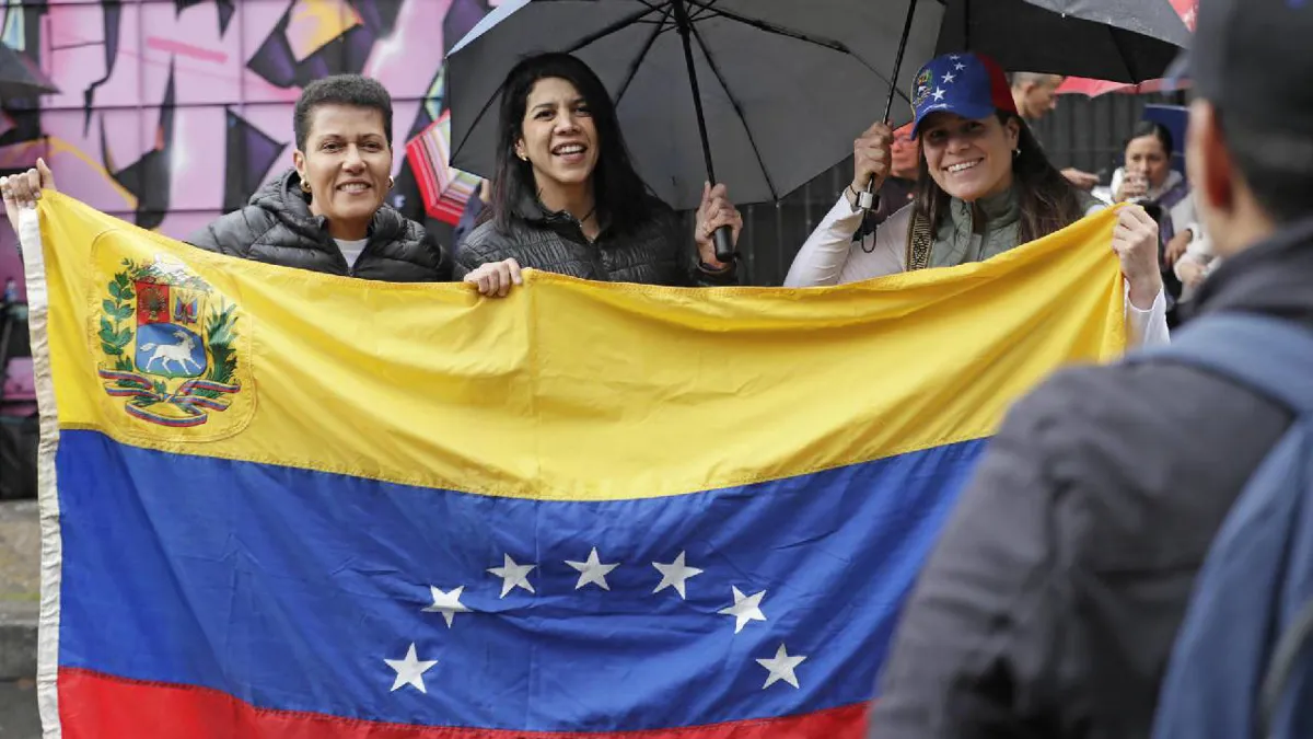 Venezolanos en Bogotá votan bajo la lluvia, sin incidencias y con esperanza de democracia