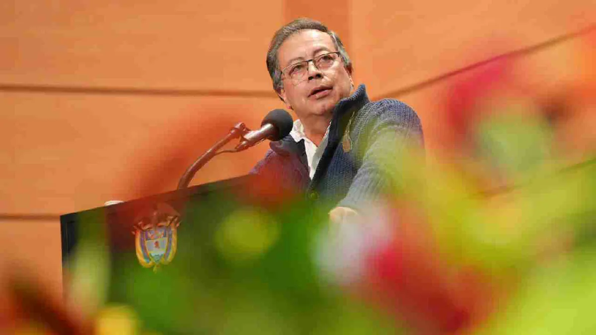 Presidente Petro plantea reactivación económica con inversiones forzosas y descarbonización