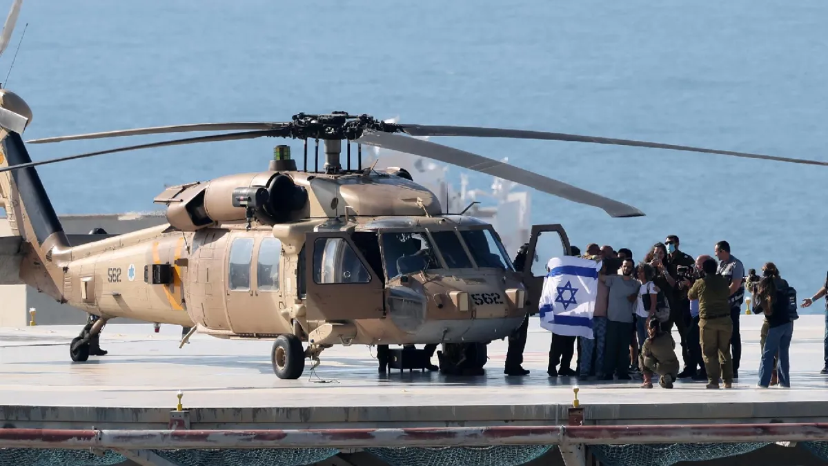 Rehenes vivos liberados por Hamás ya están en territorio israelí
