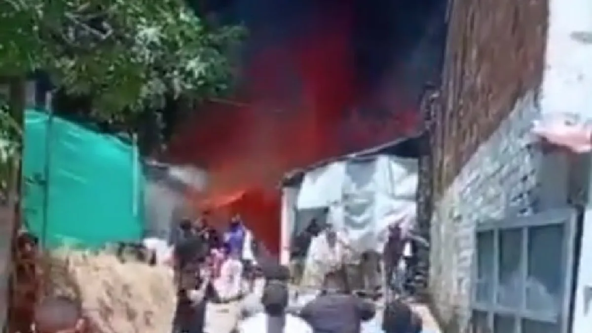 Incendio en Medellín: bodega de reciclaje en el barrio Boston genera emergencia este 9 de mayo