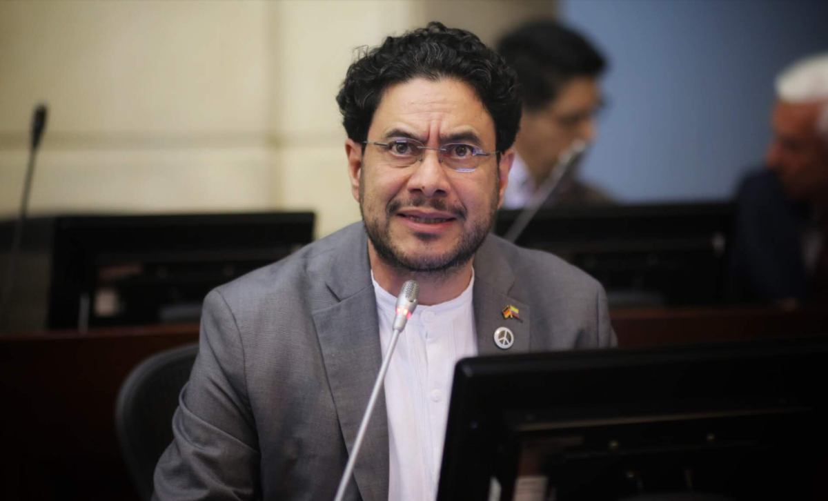 Cepeda propone debate con la extrema derecha y marca diferencias políticas