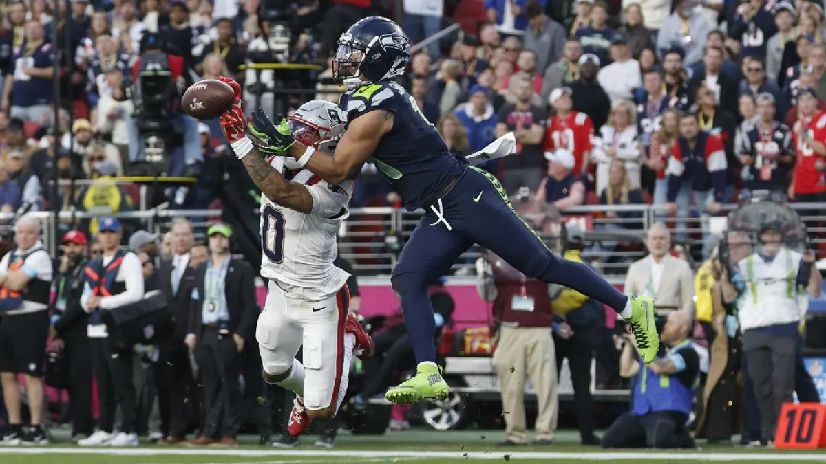 El colombiano Christian González brilló en el Super Bowl LX en derrota de los Patriots